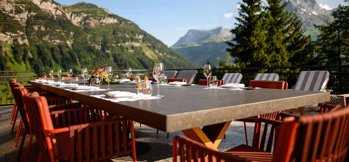 heatme Gastro customized Sonderlösung Heizkissen Stühle Alpen Berge Hotel Bäume Tisch Event Terrasse